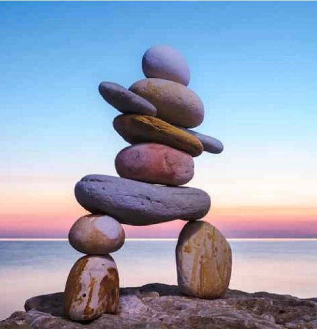 Inuksuk en pierre près d'un lake